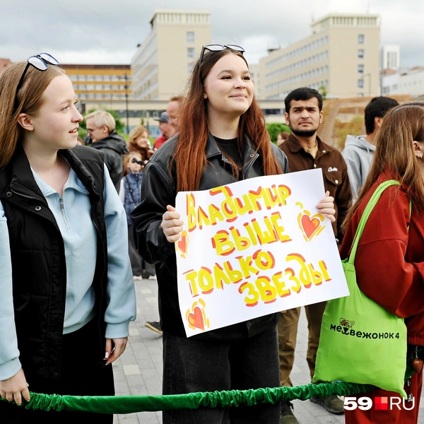 Кто-то даже сделал плакаты для актеров  | Источник: Ирина Тропина / 59.RU