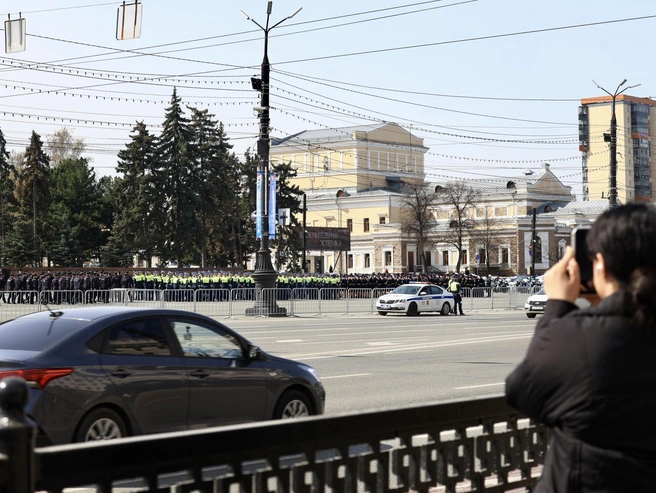 Наиболее любопытные зрители следили за происходящим с другой стороны проезжей части. | Источник: Михаил Шилкин