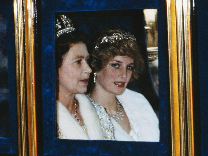 Елизавета II и принцесса Диана едут в карете на открытие парламента, ноябрь 1982 | marieclaire.ru