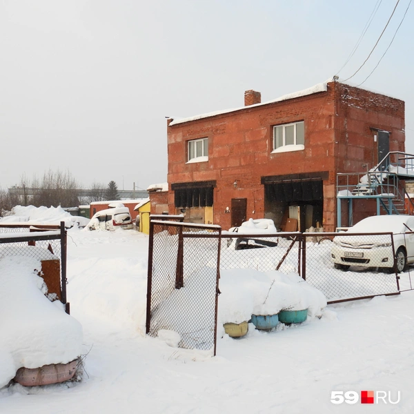 Сейчас на площадке бывшей штрафстоянки безлюдно, проход днем свободен | Источник: Кирилл Хафизов / 59.RU