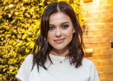 Елена Темникова прячет фигуру после родов