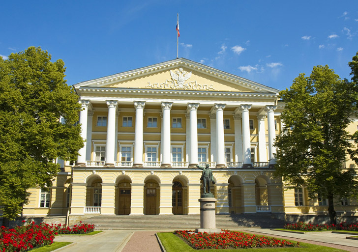 shutterstockПервым в истории России женским привилегированным среднеобразовательным учебным заведением стало Императорское воспитательное общество, или Смольный институт. Он был открыт 5 мая 1764 года по указанию Екатерины II и находился в полном ее ведении. Только она могла назначать начальниц. Первой из них стала княгиня Наталья Долгорукая, а всего за 153 года существования института их сменилось девять. В него принимались девочки только благородного происхождения, и находились там с 6 до 18 лет. Они проходили полный курс гуманитарных и естественных наук, обучались игре на музыкальных инструментах, вышивке, кулинарному искусству. Воспитывались девицы в строгости: спали на жестких кроватях, по утрам после гимнастики обливались холодной водой. В 1765 году при Смольном институте было открыто учебно-воспитательное учреждение для девиц других сословий (кроме крепостных), где они получали элементарную общеобразовательную подготовку и обучались шитью и домоводству.