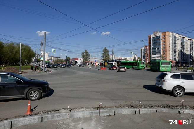 На 40-летия Победы перекресток оживленный, но здесь ограничились одним островком безопасности | Источник: Наталья Лапцевич