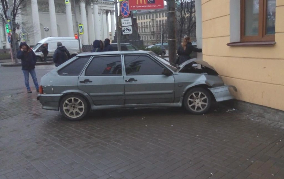 Ещё одно ДТП с домом: под удар старого ВАЗа попало здание на Измайловском, второй раз за полгода (фото) | Источник: «ДТП и ЧП | Санкт-Петербург»/vk.com