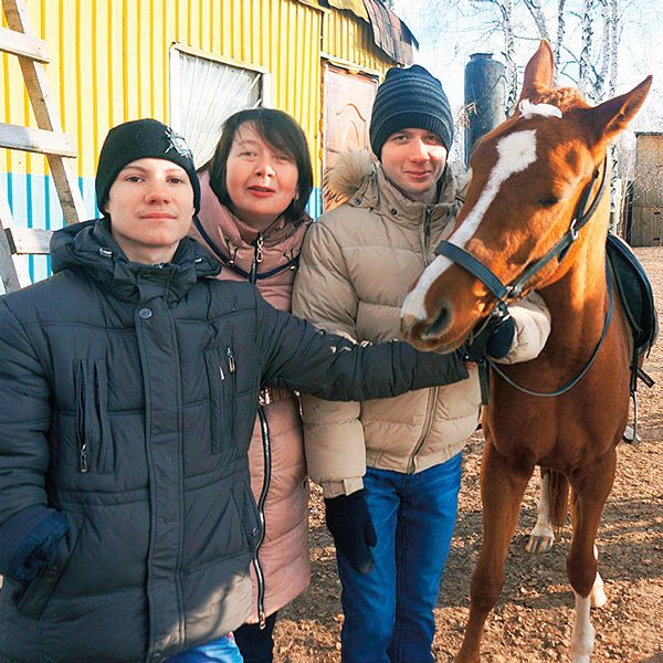 Два года назад подростка взяли в приемную семью. На фото – Луиза с Лешей и Денисом