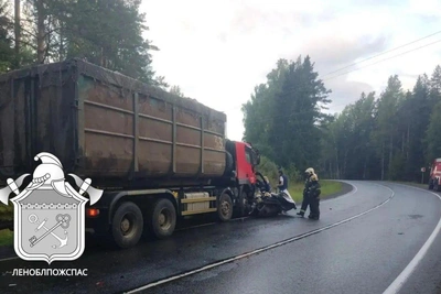 Мусоровоз смял такси в Ленобласти: водитель погиб