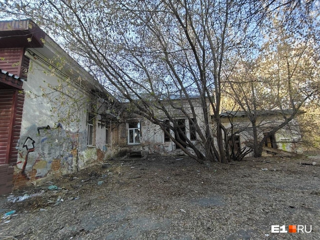 Сначала здание было тюремным замком, после — больницей | Источник: Кирилл Кушнов / E1.RU