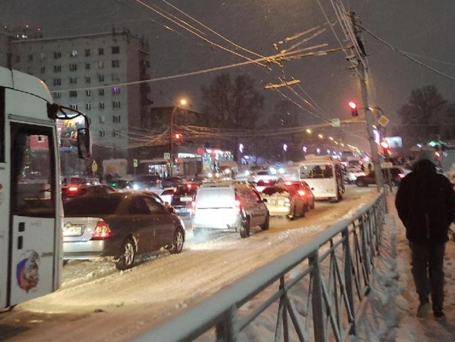 По информации 2ГИС, заторы на дорогах Новосибирска достигли 10 баллов, причём пробки отмечаются в различных частях города. | Источник: читатель НГС 