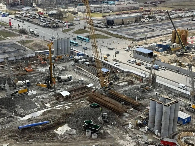 Фиолетовая пошла? На стройплощадке станции «Каменка» заметили оптимистичное