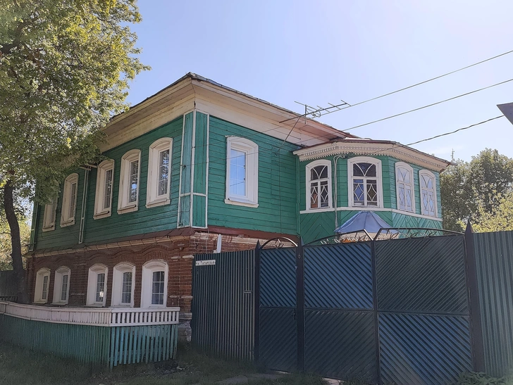 Деревянные особнячки татарской слободы тоже построены по старинным канонам: например, дом семьи Тугеевых щеголяет полукруглым тамбуром | Источник: vokrugsveta.ru
