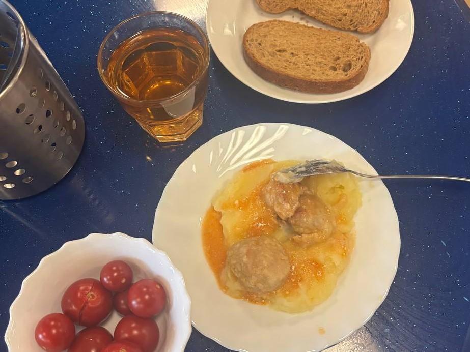 Холодная еда, гнилые продукты. Родители раскритиковали школьное питание в Тюмени