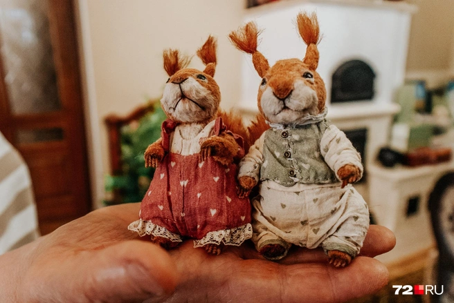 Белочки ростом — не больше 15 сантиметров, а весит каждая как смартфон. Утяжелитель внутри помогает им быть устойчивыми и с важным видом стоять на любой ровной поверхности | Источник: Илья Чикотин / 72.RU