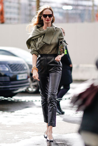 Фото №5 - Как носить кожаные брюки: самые стильные и простые сочетания
