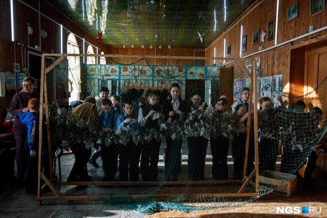 После занятий дети плели сети для СВО | Источник: Андрей Бортко / NGS.RU