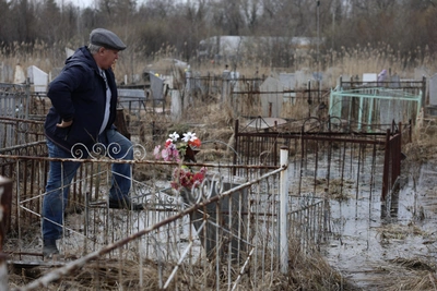 «Бороться должны власти»: ритуальные компании о затопленных кладбищах