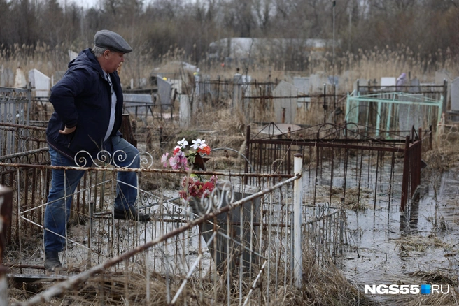 Люди не могут навестить своих умерших родственников | Источник: Евгений Софийчук / NGS55.RU