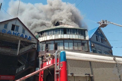 В Махачкале тушат пожар в коммерческом здании