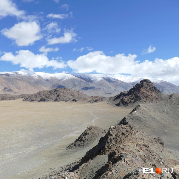 Дорога в степи не асфальтирована, но ровная, местами с небольшой гребенкой | Источник: Дарья Черткова