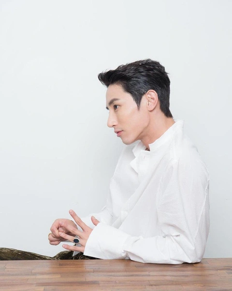 Источник: @leesoohyuk