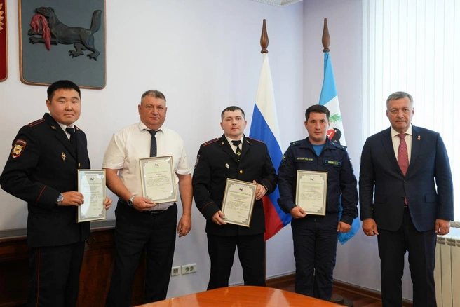Губернатор Иркутской области наградил сотрудников полиции, закидывавших БПЛА камнями | Источник: t.me/kobzevii