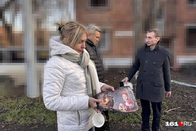 В ночь атаки некоторых семей не было дома. Жительница показала уцелевшую кружку и фото дочери, больше ничего не сохранилось | Источник: Ирина Бабичева / 161.RU