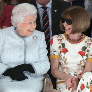 Почему Анна Винтур не сняла темные очки даже рядом с королевой