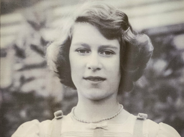 Принцу Чарльзу подарили неизвестное фото Елизаветы II