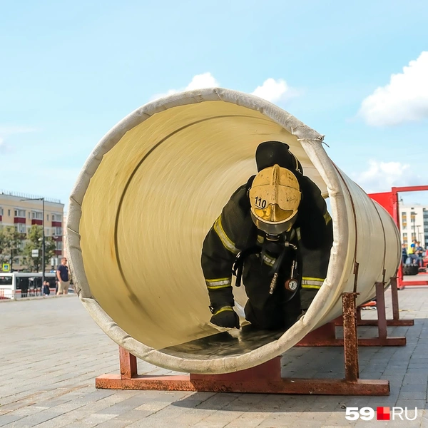 Нужно было и самому пролезть через трубу, и протащить через нее «раненого» | Источник: Василина Любимова / 59.RU