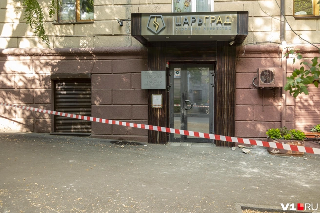 Огромные куски бетона рухнули между офисом охранной компании и турфирмы | Источник: Константин Завриков / V1.RU