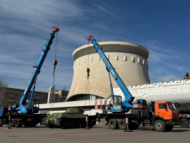 Подъем бронетехники осуществляется с помощью двух кранов одновременно. | Источник: Арина Рязанова / V1.RU