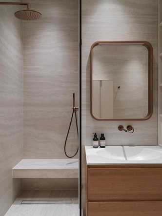 Сантехника, Gessi. Мебель и зеркало выполнены по эскизам дизайнеров, MasterWood. Стеклянная перегородка, «СтеклоПолис». Полки из искусственного камня, Own concept. | Источник: Сергей Красюк. Стиль: Yes we may