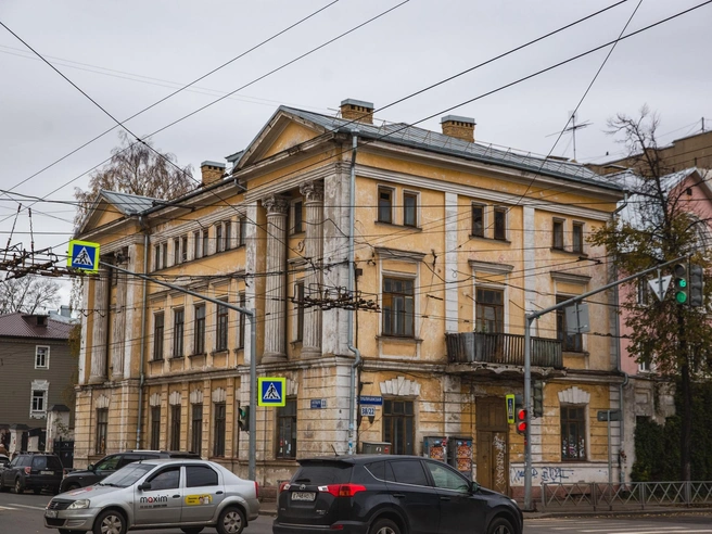 Многие годы здание стояло в полузаброшенном виде много лет | Источник: Кирилл Поверинов / 76.RU
