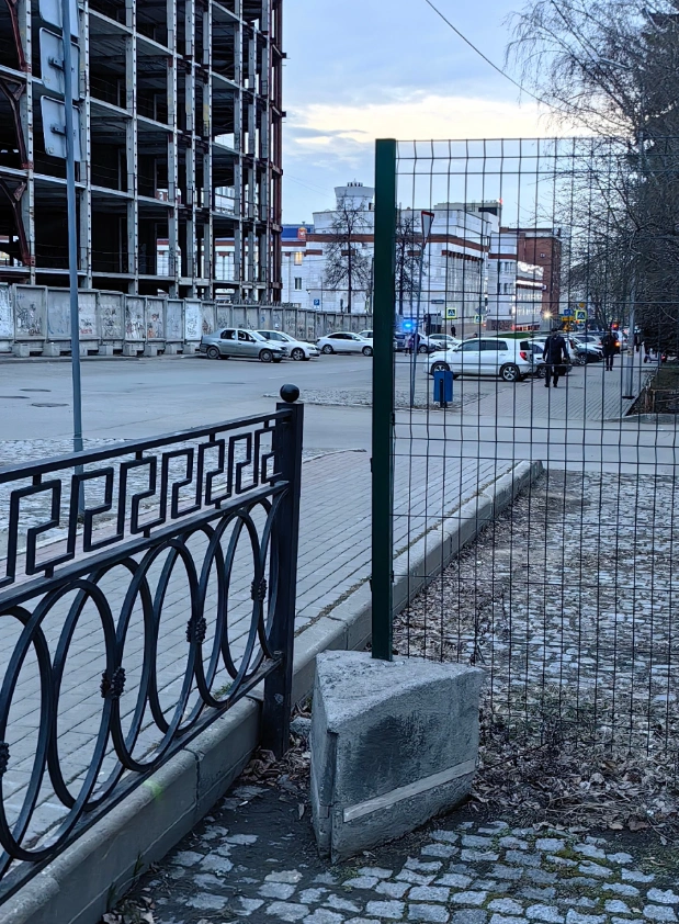 Новый сквер от уже существующего парка возле Публичной библиотеки отделяет забор | Источник: Читатель 74.RU