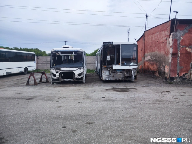 Так выглядят еще совсем не старые автобусы, которые разобрали на запчасти | Источник: читатель NGS55.RU
