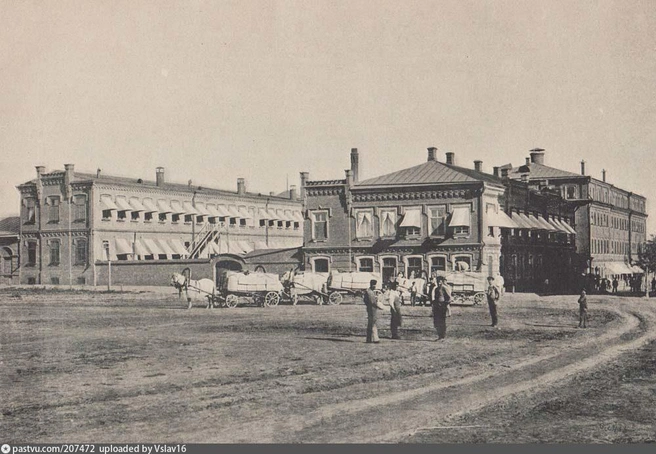 1890–1900 годы. Табачная фабрика Василия Асмолова. Это нынешняя Красноармейская и прежняя Скобелевская, которая ранее была окраиной города | Источник: Фото из французского альбома фотографий о Российской империи. Изд. XIX век / pastvu.com