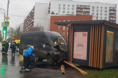 Фургон и скорая столкнулись в Москве, снесен киоск