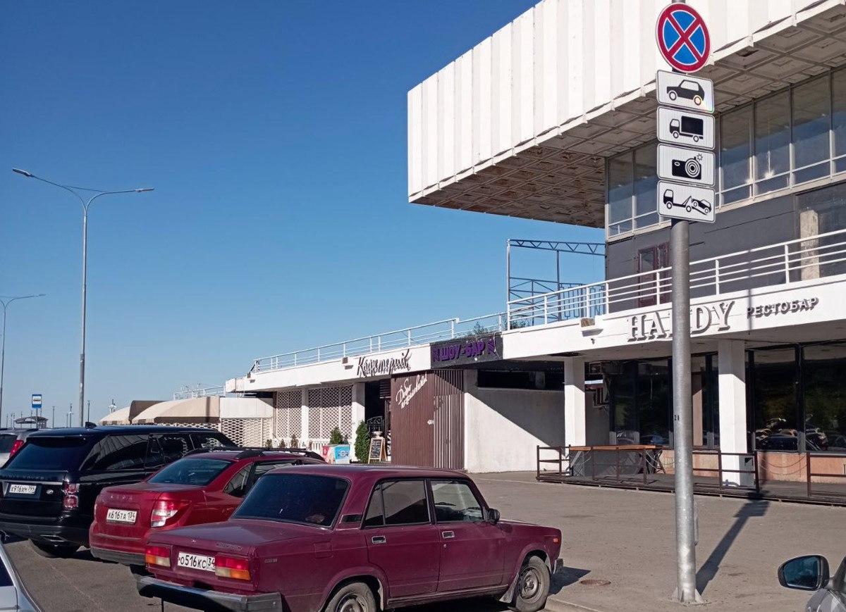 В центре Волгограда у речпорта массово эвакуируют машины — видео