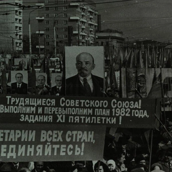Помимо транспарантов и лозунгов, несли много флагов | Источник: Тульский государственный архив