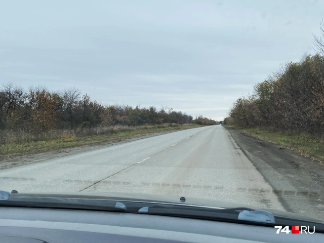 Да и сама дорога к Солнечному берегу&nbsp;— узкая, всего по одной полосе в каждую сторону | Источник: Виталий Гущинский