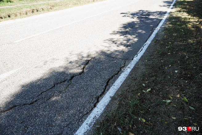 Дорога «съезжает» в оползень | Источник: Дарья Паращенко / 93.RU