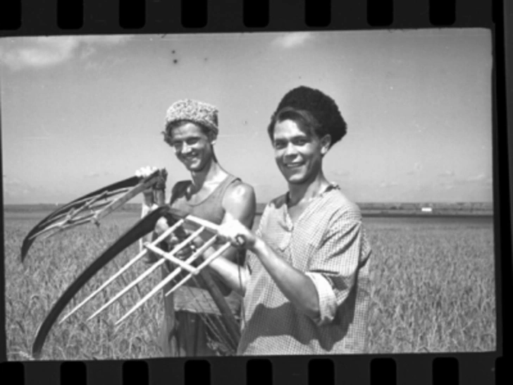 Back to roots: меховые шапки из 90-х снова на пике популярности