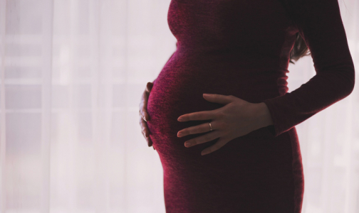 Эксперты: Во время эпидемии к беременным надо относиться как к людям старше 65 лет