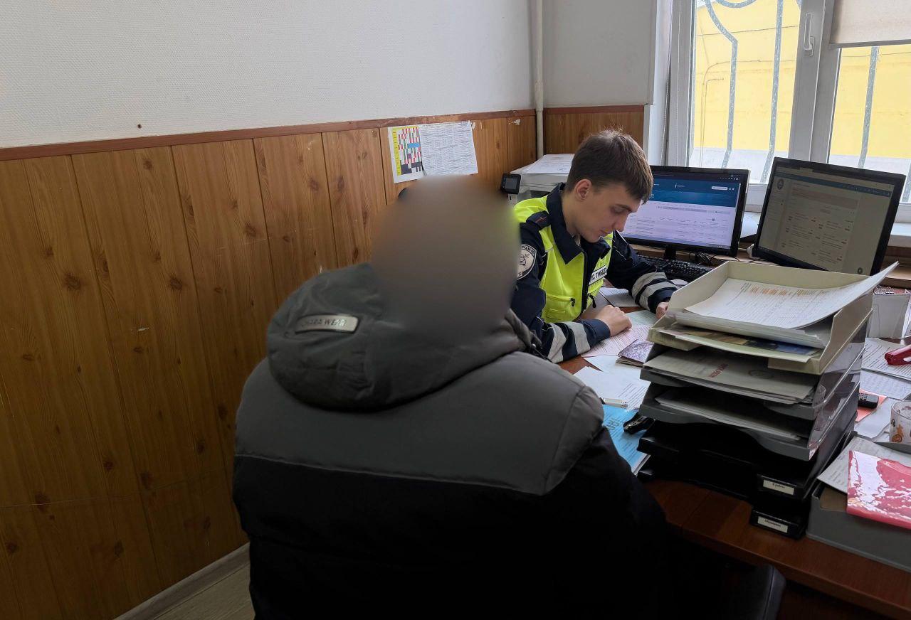 В Челябинске оштрафовали водителя служебной машины детского омбудсмена за парковку на тротуаре у библиотеки