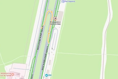 Фура врезалась в ограждение у «Пятерочки» в Воронеже