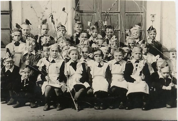 Первоклашки отмечают «День птиц» в школе № 22 в 1960 году | Источник: Музей-заповедник «Красная горка»