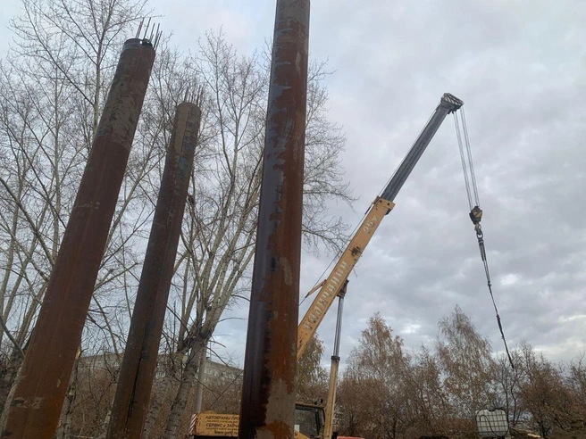 Со стороны Дзержинского района выполняют гидроизоляцию опор, армирование, опалубку и бетонирование опорной площадки | Источник: пресс-служба Управления дорожного комплекса мэрии Новосибирска