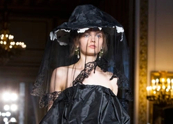 Викторианская Англия и династия Тан: слияние эпох на показе Simone Rocha SS 2019