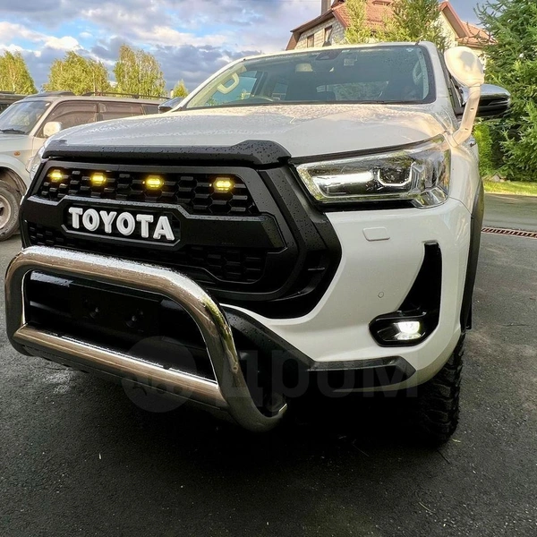 Toyota Hilux становилась объектом экспериментов: ее проверяли на прочность в огне, воде, лесу и на бездрожье | Источник: Drom.ru
