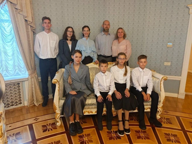 Семья Кистол в полном составе | Источник: «Мама сможет» / T.me
