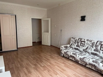 В жилой зоне тоже есть диван и с принтом Эйфелевой башни  | Источник: DoskaYkt